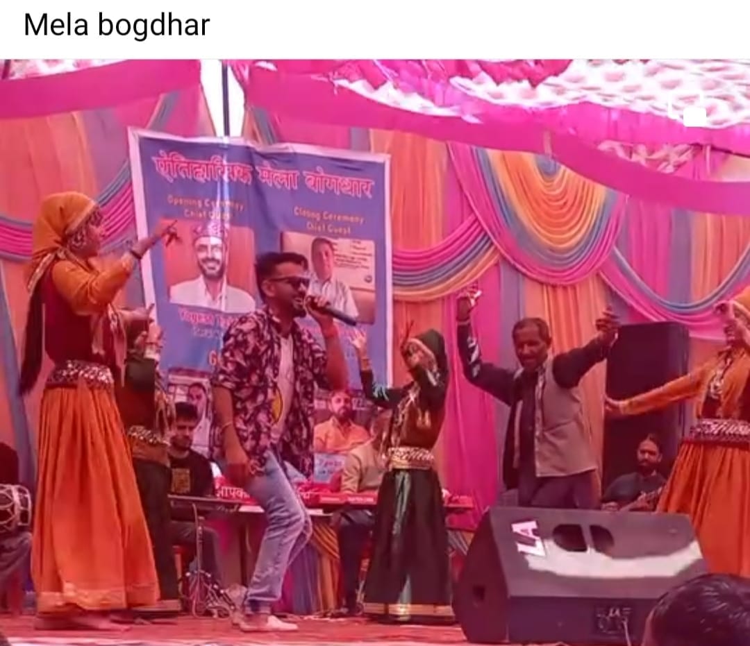 बोगधार में विजट महाराज के मेले पर सांस्कृतिक संध्याओं का आनंद लेते दर्शक। संवाद बोगधार में विजट महाराज के मेले पर सांस्कृतिक संध्याओं का आनंद लेते दर्शक। संवाद