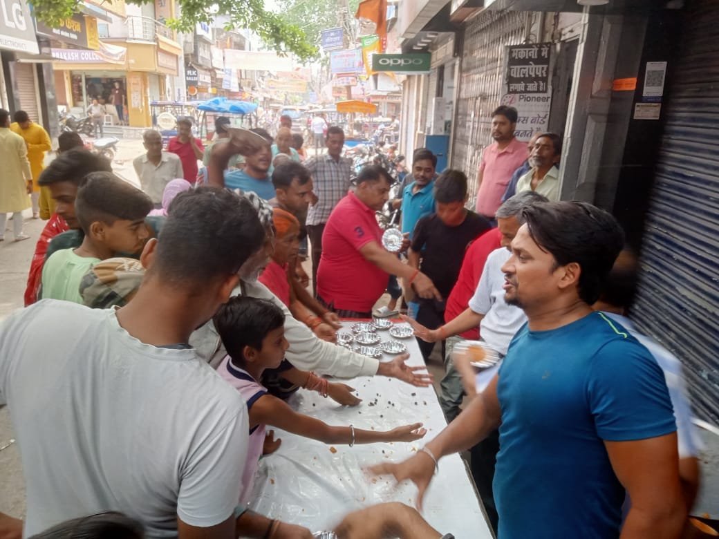 बीसलपुर में मंगलवार को हनुमान मंदिर में हनुमान चालीसा का पाठ करते श्रद्धालु । संवाद बीसलपुर में मंगलवार को हनुमान मंदिर में हनुमान चालीसा का पाठ करते श्रद्धालु । संवाद