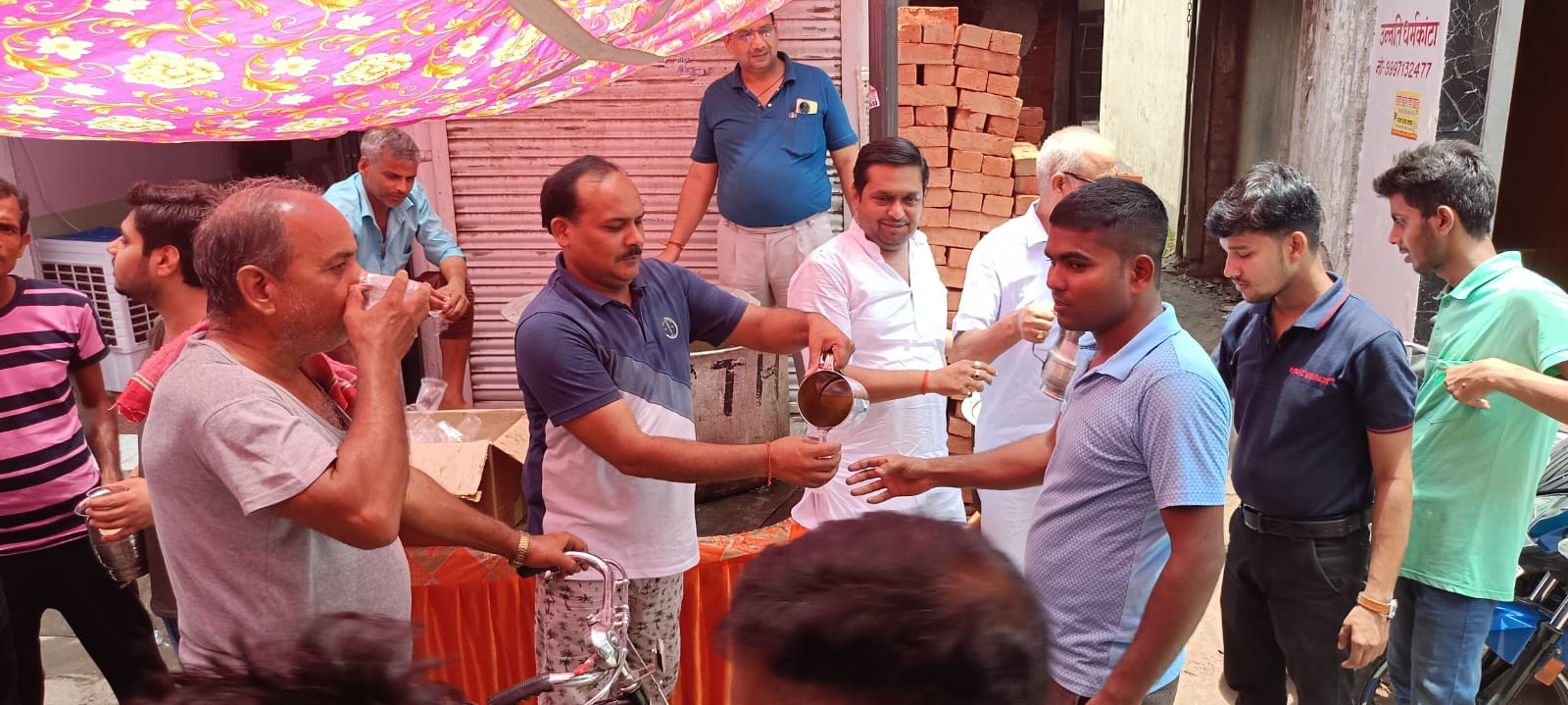 बीसलपुर में मंगलवार को हनुमान मंदिर में हनुमान चालीसा का पाठ करते श्रद्धालु । संवाद बीसलपुर में मंगलवार को हनुमान मंदिर में हनुमान चालीसा का पाठ करते श्रद्धालु । संवाद