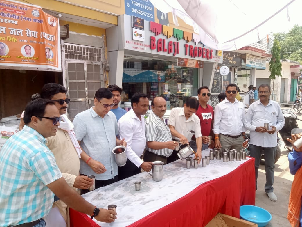 बीसलपुर में मंगलवार को हनुमान मंदिर में हनुमान चालीसा का पाठ करते श्रद्धालु । संवाद बीसलपुर में मंगलवार को हनुमान मंदिर में हनुमान चालीसा का पाठ करते श्रद्धालु । संवाद