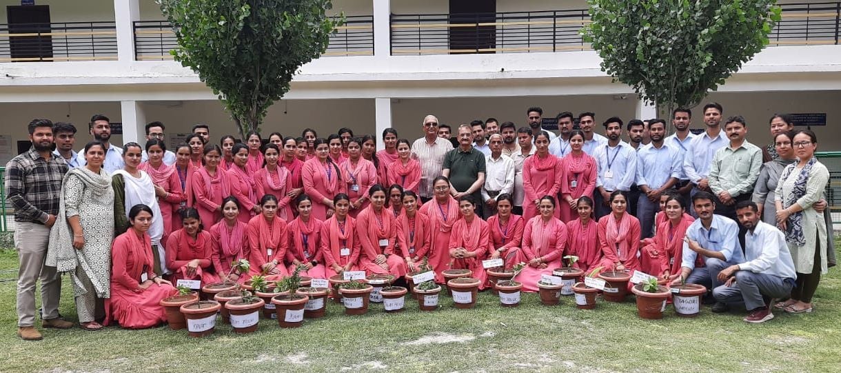 डीपीएस स्कूल झाकड़ी के विद्यार्थियों ने पर्यावरण संरक्षण को लेकर तैयार किया पोस्टर। संवाद