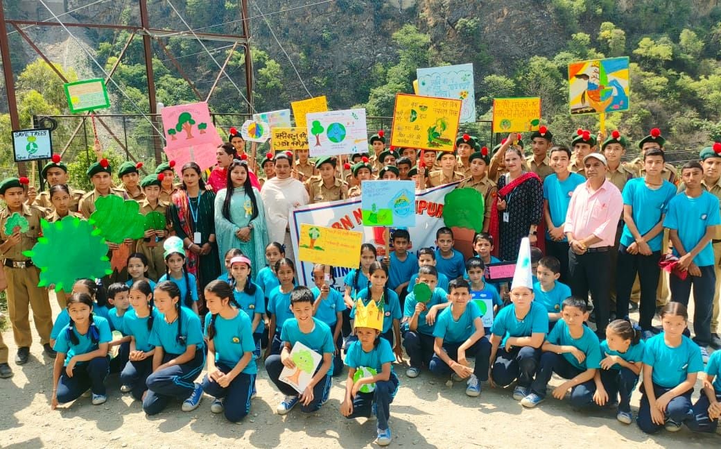 डीपीएस स्कूल झाकड़ी के विद्यार्थियों ने पर्यावरण संरक्षण को लेकर तैयार किया पोस्टर। संवाद