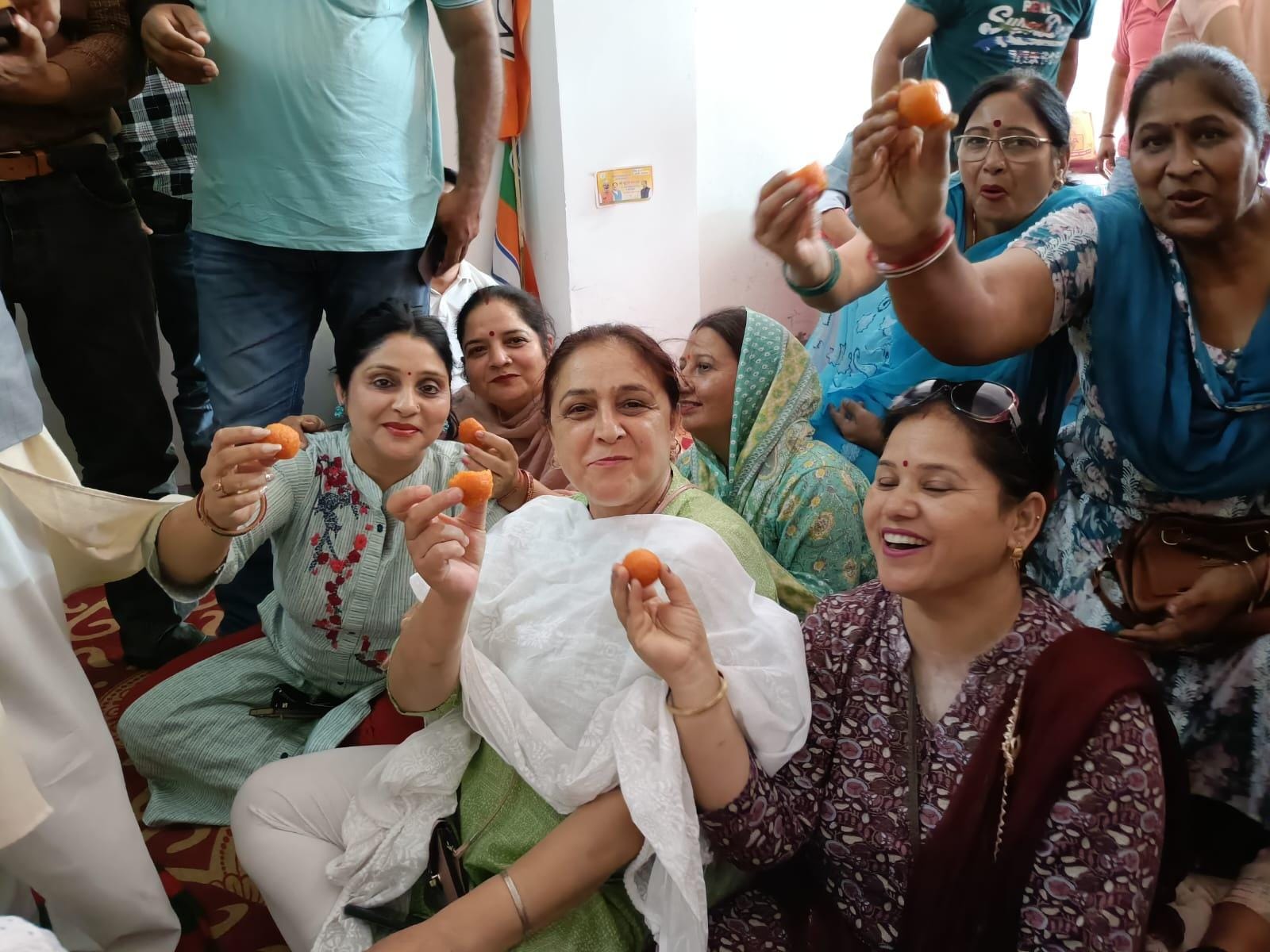 - एनडीए तथा शिमला सीट से भाजपा प्रत्याशी की जीत पर पूर्व ऊर्जा मंत्री को मिठाई खिलाते कार्यकर्त