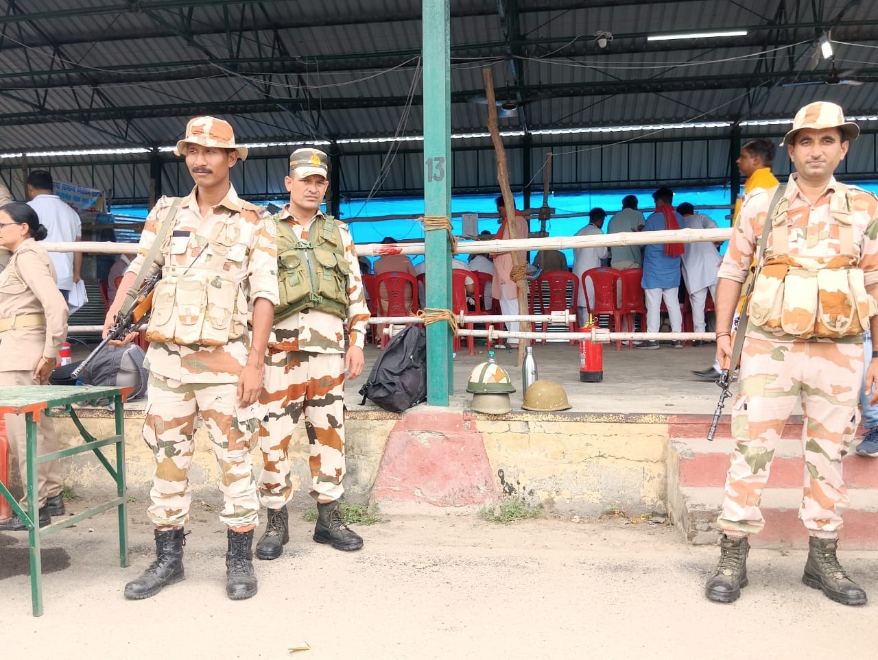 मंडी समिति गेट पर वाहनो को रोकती पुलिस । संवाद मंडी समिति गेट पर वाहनो को रोकती पुलिस । संवाद