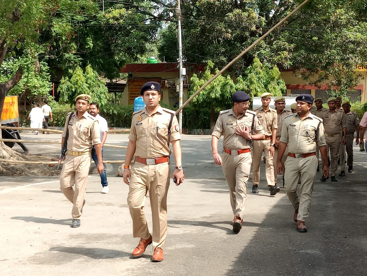 मंडी समिति गेट पर वाहनो को रोकती पुलिस । संवाद मंडी समिति गेट पर वाहनो को रोकती पुलिस । संवाद
