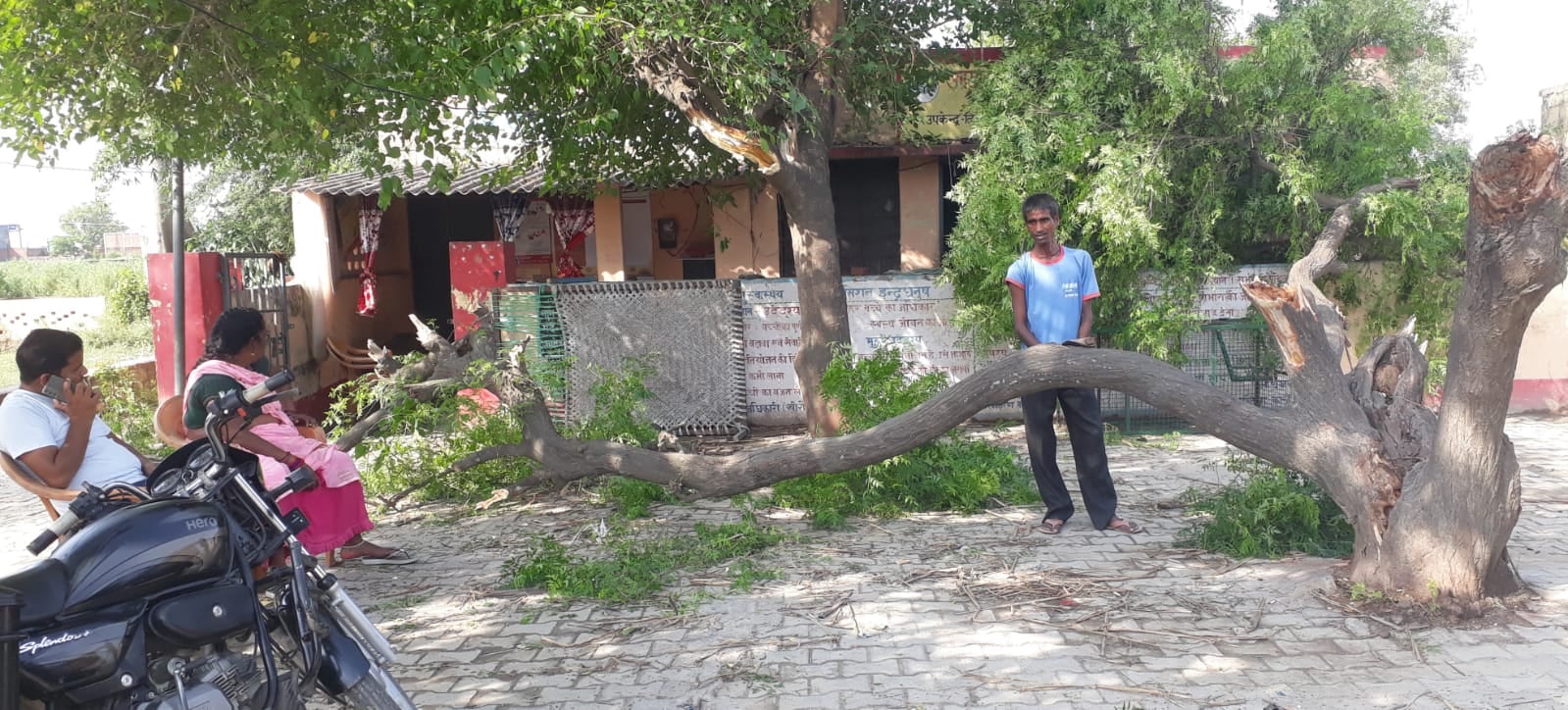 मझगई के गंगापुरवा में आंधी से गिरा बिजली का खम्भा-संवाद मझगई के गंगापुरवा में आंधी से गिरा बिजली का खम्भा-संवाद