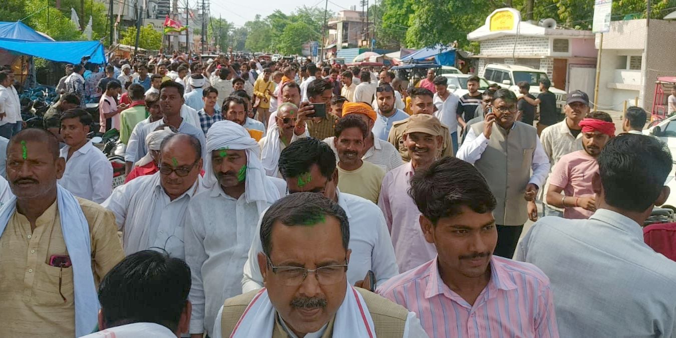 सपा समर्थकों को समझाती पुलिस-स्रोत वायरल वीडियो