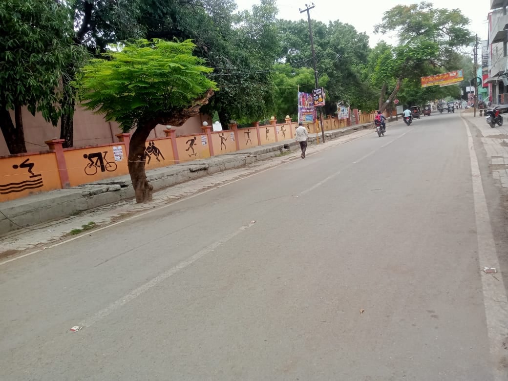 शहर के बाजार में एक दुकान पर टीवी पर चुनाव के नतीजे देखते लोग । संवाद