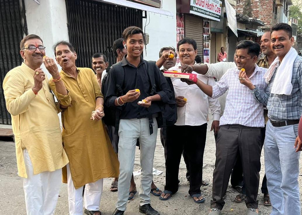 शहर के लोटन महाराज चौराहे पर आतिबाजी छोड़ते भाजपाई व अन्य लोग । स्रोत - पदाधिकारी शहर के लोटन महाराज चौराहे पर आतिबाजी छोड़ते भाजपाई व अन्य लोग । स्रोत - पदाधिकारी