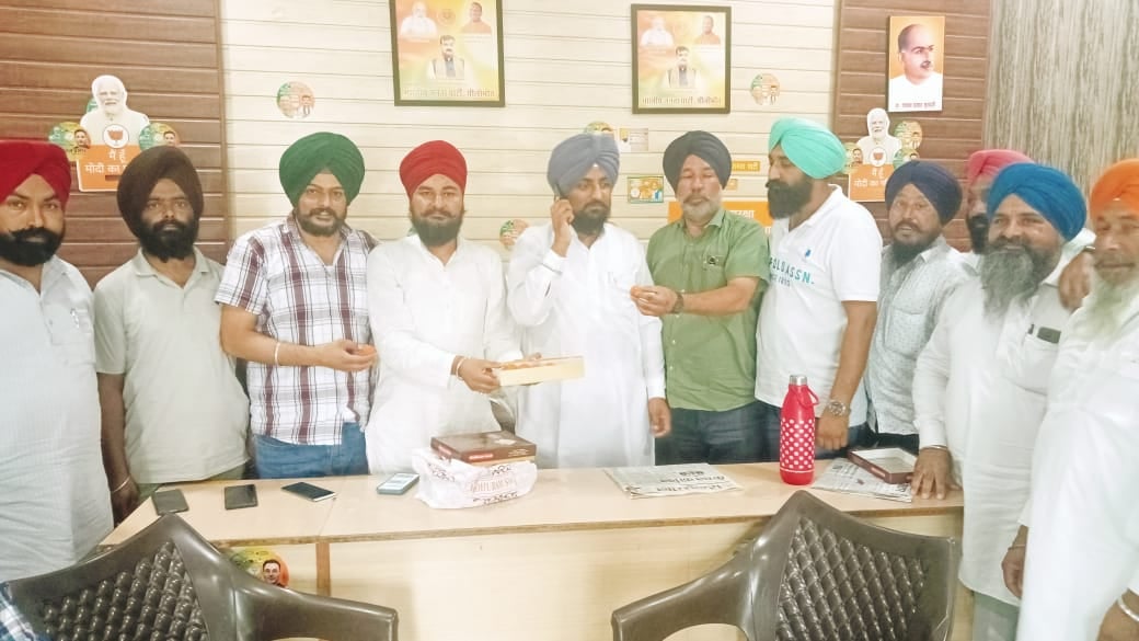 शहर के लोटन महाराज चौराहे पर आतिबाजी छोड़ते भाजपाई व अन्य लोग । स्रोत - पदाधिकारी शहर के लोटन महाराज चौराहे पर आतिबाजी छोड़ते भाजपाई व अन्य लोग । स्रोत - पदाधिकारी