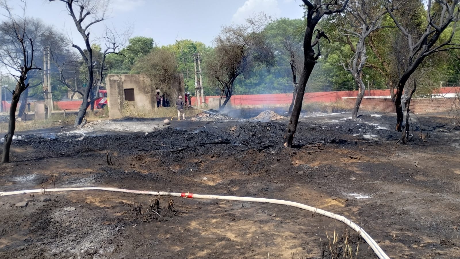 फोटो संख्या:70-गांव डेरोली अहीर में ईंधन में लगी आग को बुझाते दमकल विभाग के कर्मचारी --स्रोत-- 
