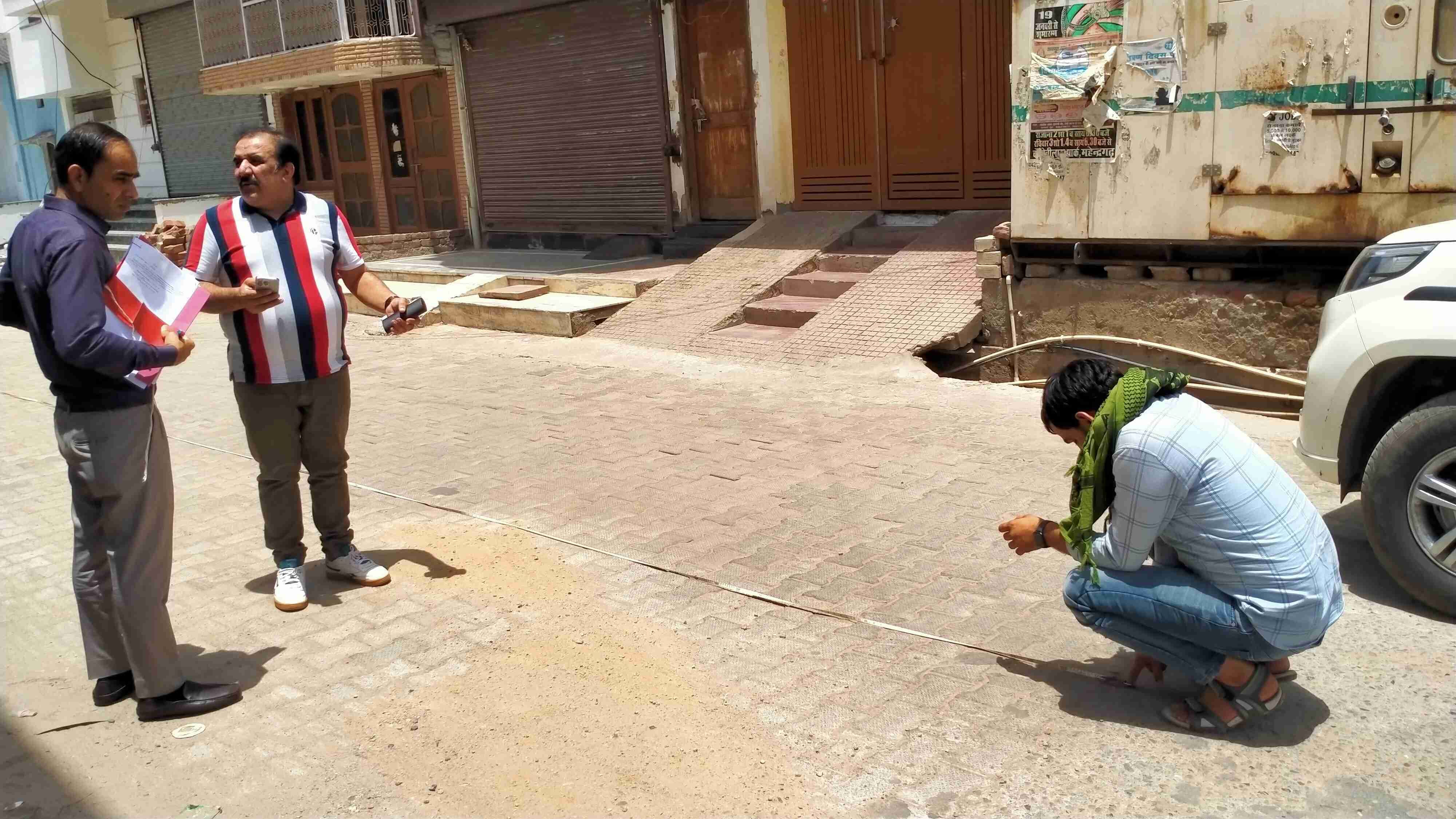 फोटो संख्या:75- लोक निर्माण विश्राम गृह में कार्रवाई करती एसीबी की टीम--स्रोत-संवाद