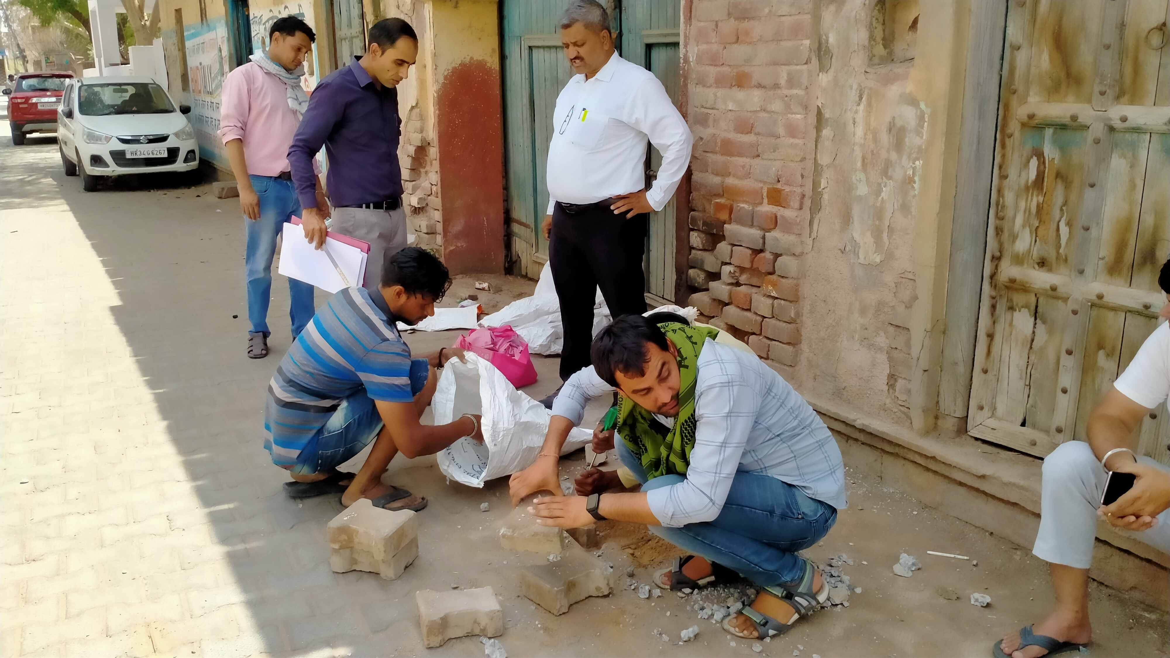 फोटो संख्या:75- लोक निर्माण विश्राम गृह में कार्रवाई करती एसीबी की टीम--स्रोत-संवाद