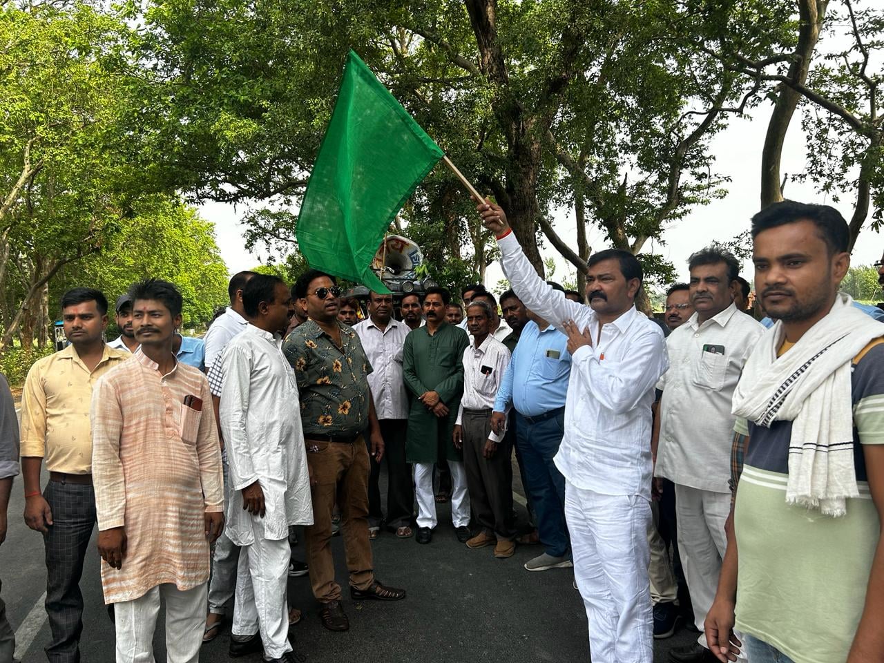 गन्ना कृषक महाविद्यालय में पौधारोपण करते प्राचार्य व अन्य । स्रोत - महाविद्यालय गन्ना कृषक महाविद्यालय में पौधारोपण करते प्राचार्य व अन्य । स्रोत - महाविद्यालय