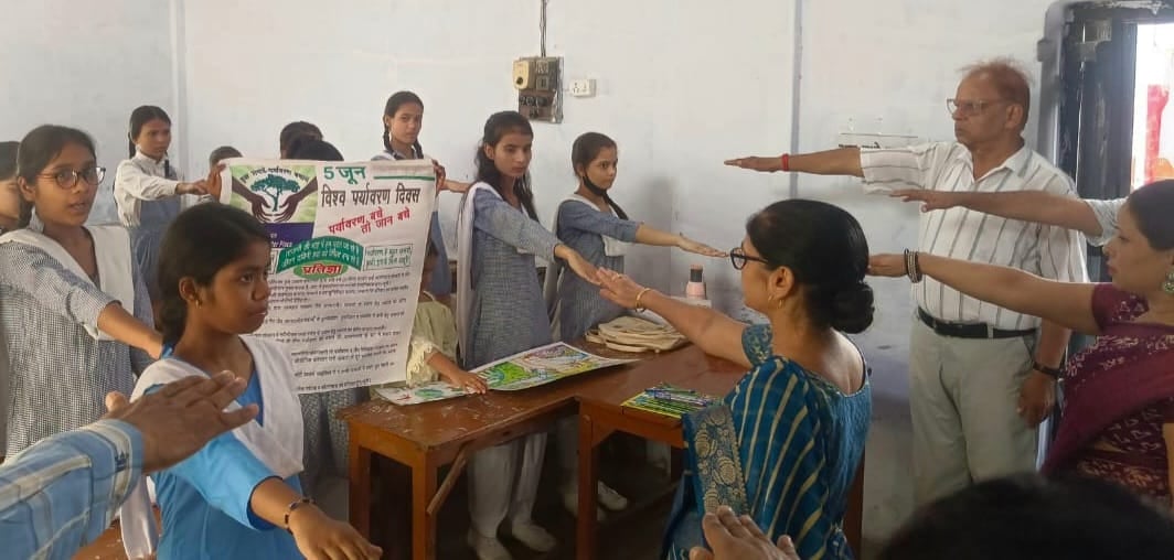 गन्ना कृषक महाविद्यालय में पौधारोपण करते प्राचार्य व अन्य । स्रोत - महाविद्यालय गन्ना कृषक महाविद्यालय में पौधारोपण करते प्राचार्य व अन्य । स्रोत - महाविद्यालय