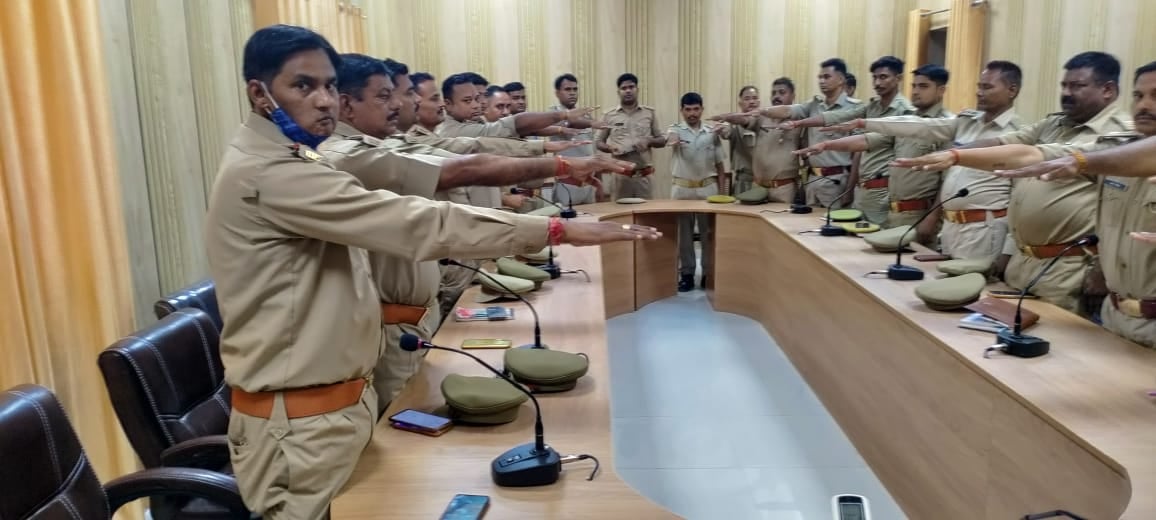 गन्ना कृषक महाविद्यालय में पौधारोपण करते प्राचार्य व अन्य । स्रोत - महाविद्यालय गन्ना कृषक महाविद्यालय में पौधारोपण करते प्राचार्य व अन्य । स्रोत - महाविद्यालय