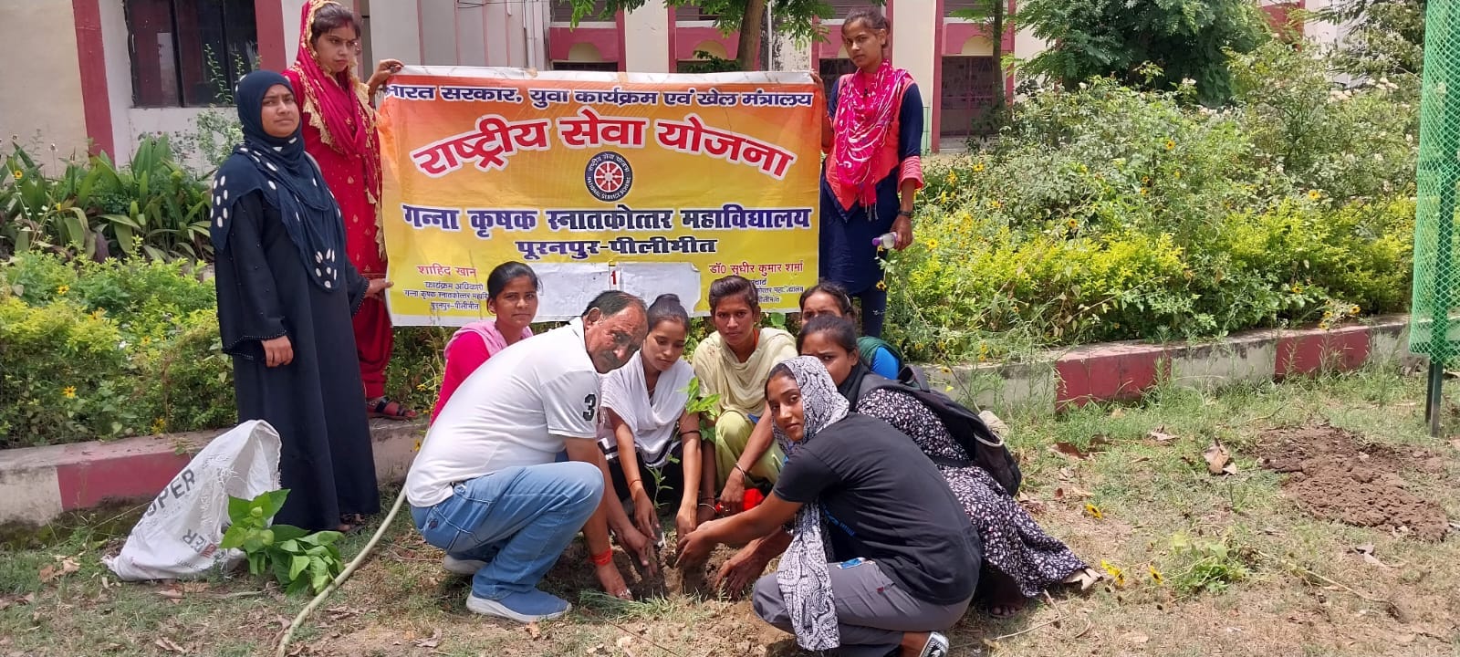 गन्ना कृषक महाविद्यालय में पौधारोपण करते प्राचार्य व अन्य । स्रोत - महाविद्यालय गन्ना कृषक महाविद्यालय में पौधारोपण करते प्राचार्य व अन्य । स्रोत - महाविद्यालय