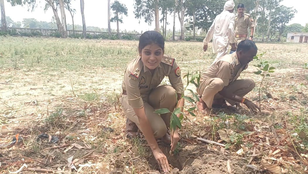 गन्ना कृषक महाविद्यालय में पौधारोपण करते प्राचार्य व अन्य । स्रोत - महाविद्यालय गन्ना कृषक महाविद्यालय में पौधारोपण करते प्राचार्य व अन्य । स्रोत - महाविद्यालय
