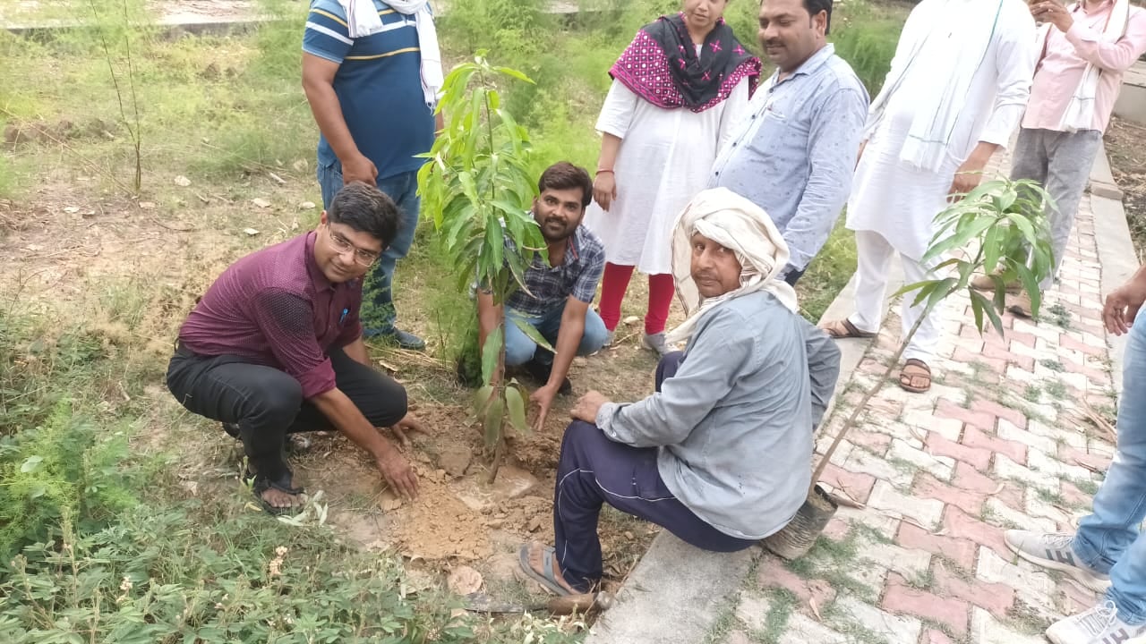 गन्ना कृषक महाविद्यालय में पौधारोपण करते प्राचार्य व अन्य । स्रोत - महाविद्यालय गन्ना कृषक महाविद्यालय में पौधारोपण करते प्राचार्य व अन्य । स्रोत - महाविद्यालय
