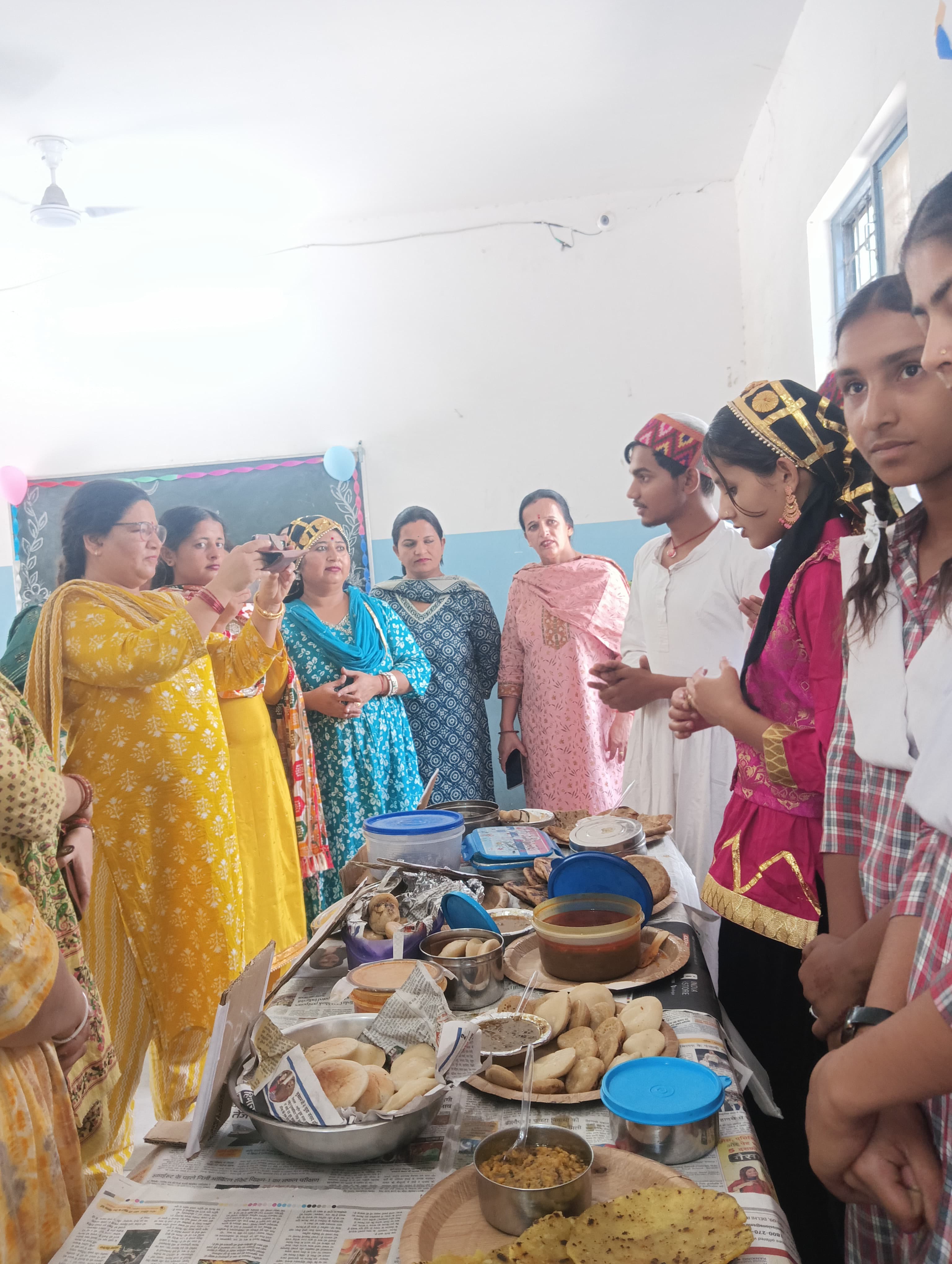 मोगीनंद स्कूल में फूड प्रदर्शनी के दौरान अपने बनाए व्यंजनों के साथ छात्राएं। संवाद