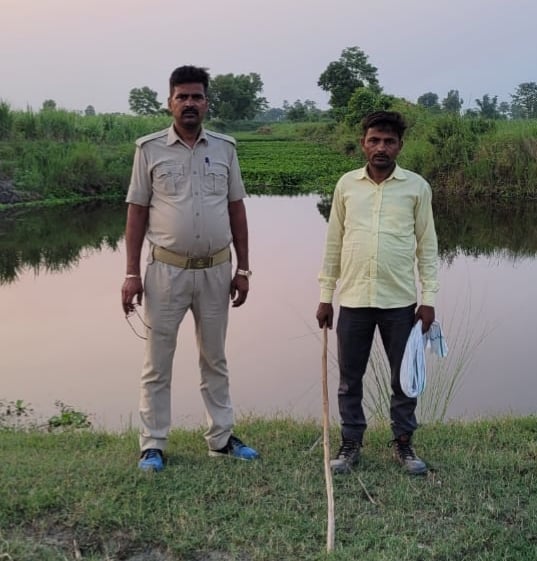 मगरमच्छ के हमले के बाद मौके पर पहुंचे ग्रामीण।संवाद मगरमच्छ के हमले के बाद मौके पर पहुंचे ग्रामीण।संवाद