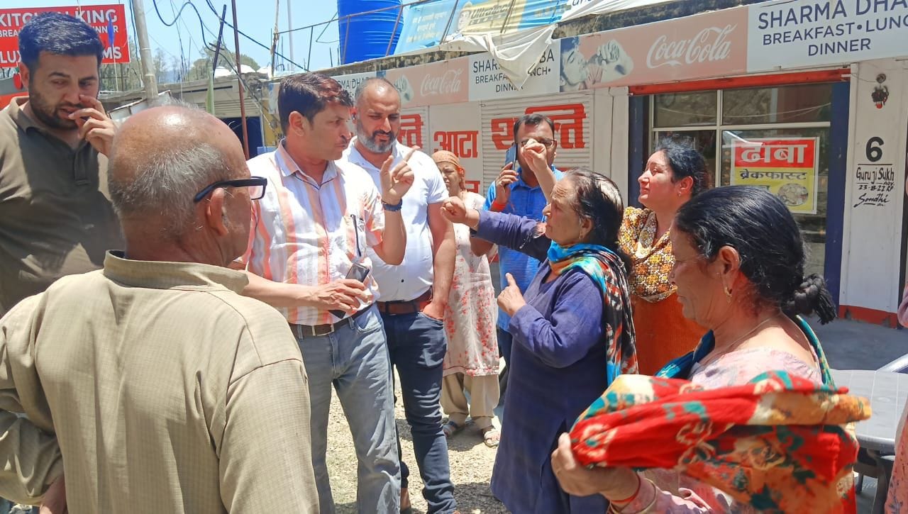 सलोगड़ा के समीप लोगों ने रोका कार्य। संवाद सलोगड़ा के समीप लोगों ने रोका कार्य। संवाद