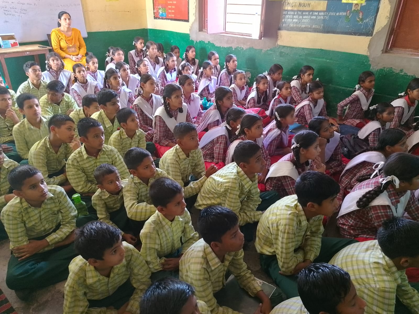 टोकियो स्कूल में पर्यावरण फिल्म उत्सव के दौरान प्रदर्शित फिल्म का आनंद लेते विद्यार्थी। संवाद टोकियो स्कूल में पर्यावरण फिल्म उत्सव के दौरान प्रदर्शित फिल्म का आनंद लेते विद्यार्थी। संवाद