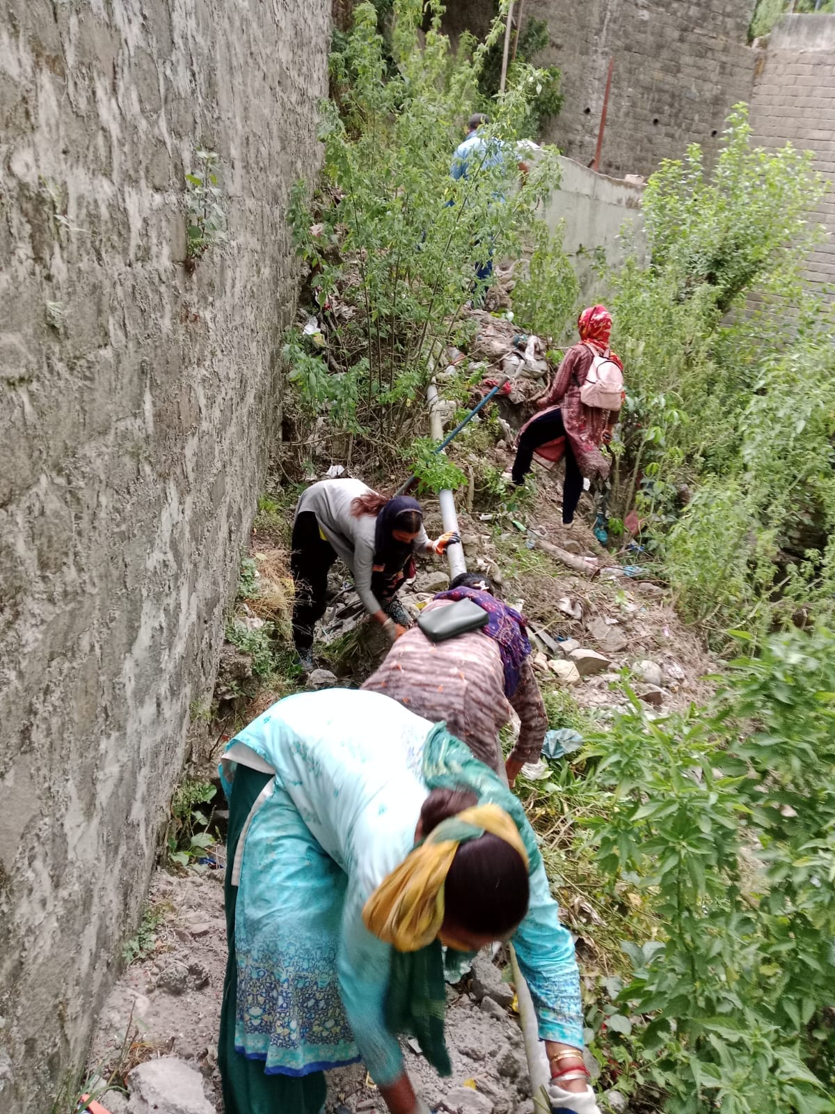 वार्डों में लगे कूड़े के हॉटस्पॉट को हटातीं नगर निगम की सफाई कर्मचारी। संवाद
