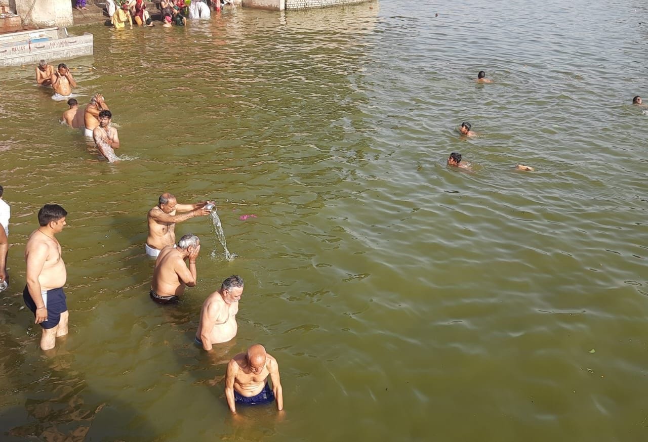 06जेएनडी07: पिंडारा तीर्थ में आस्था की डूबकी लगाते श्रद्धालु। संवाद 06जेएनडी07: पिंडारा तीर्थ में आस्था की डूबकी लगाते श्रद्धालु। संवाद