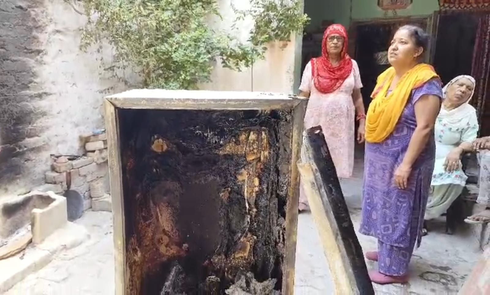 06जेएनडी28: आगजनी के बाद रसोई में जले पड़े उपकरण। संवाद