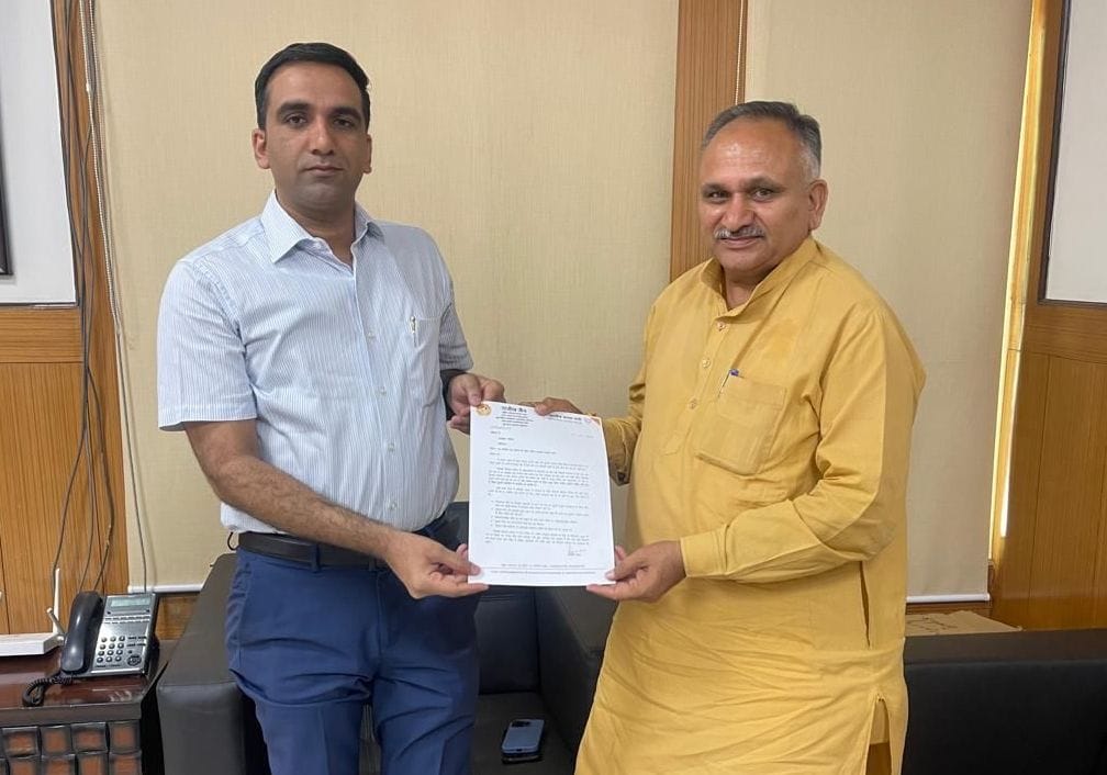 फोटो 10. सोनीपत लघु सचिवालय में उपायुक्त डॉ. मनोज कुमार को ज्ञापन सौंपते भाजपा नेता राजीव जैन। फोटो 10. सोनीपत लघु सचिवालय में उपायुक्त डॉ. मनोज कुमार को ज्ञापन सौंपते भाजपा नेता राजीव जैन।