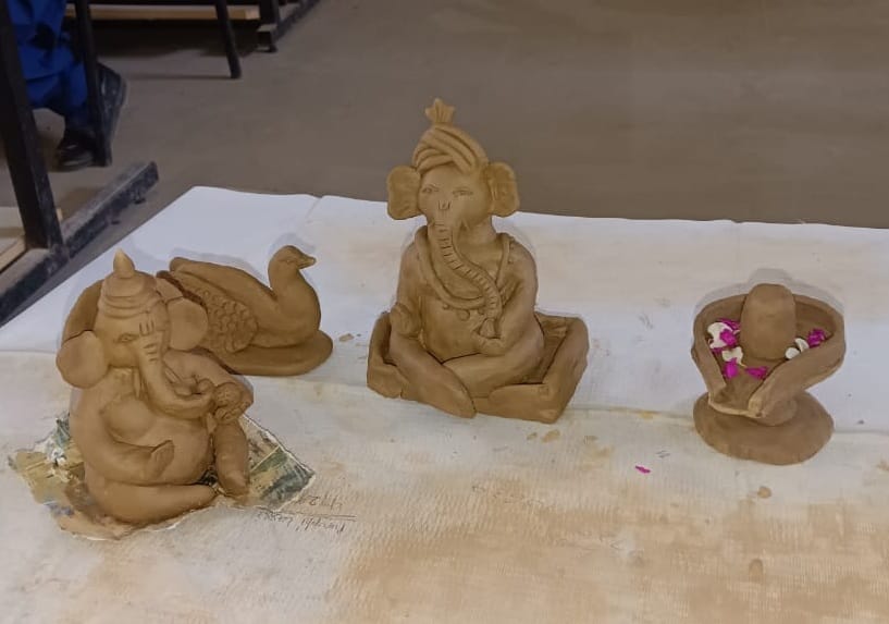 मूर्तिकला का प्रशिक्षण हासिल करती स्कूली छात्राएं। संस्था मूर्तिकला का प्रशिक्षण हासिल करती स्कूली छात्राएं। संस्था