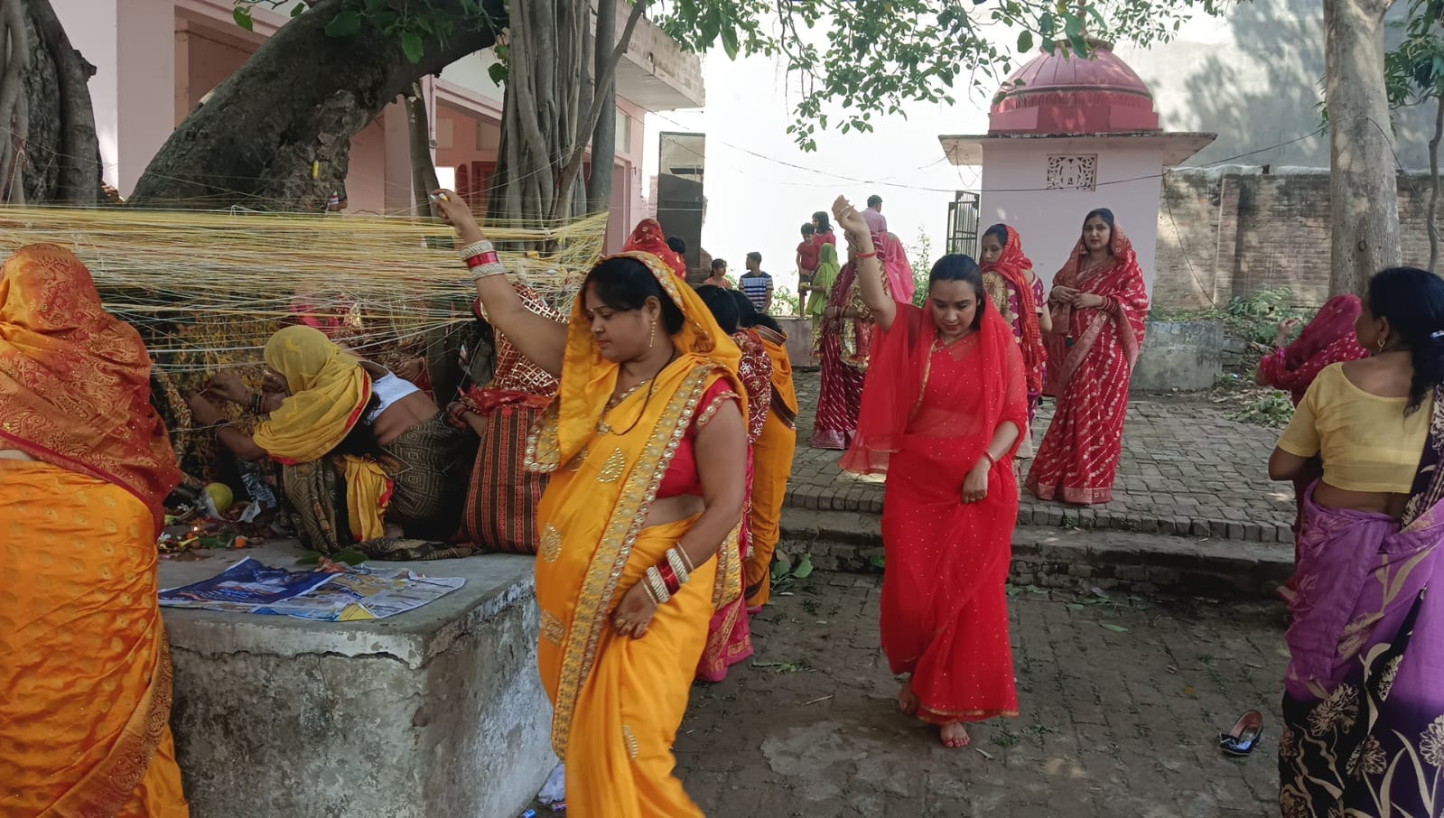 ऋषि आश्रम में वट वृक्ष का पूजन करतीं सुहागिनें। संवाद ऋषि आश्रम में वट वृक्ष का पूजन करतीं सुहागिनें। संवाद