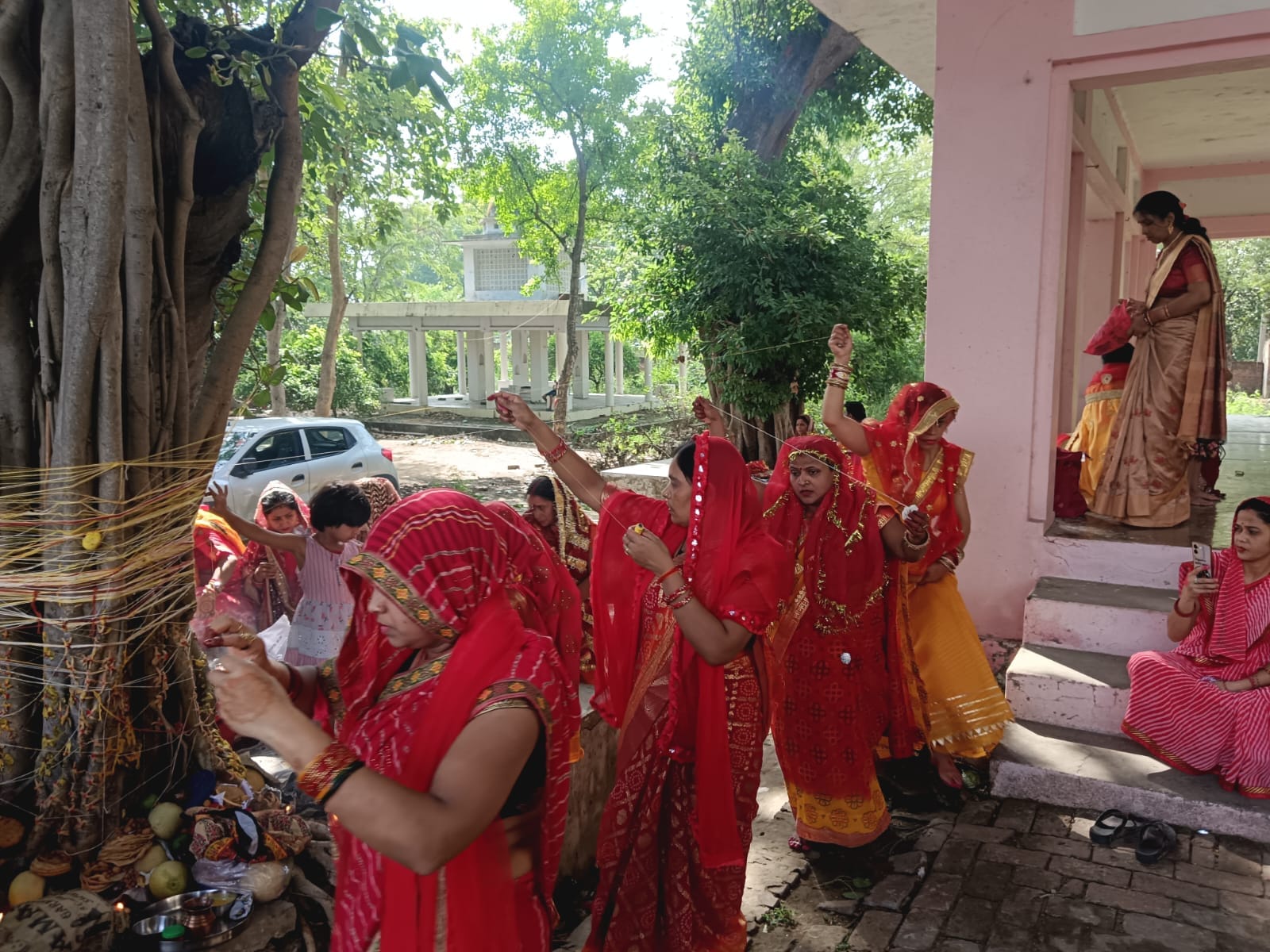 ऋषि आश्रम में वट वृक्ष का पूजन करतीं सुहागिनें। संवाद ऋषि आश्रम में वट वृक्ष का पूजन करतीं सुहागिनें। संवाद