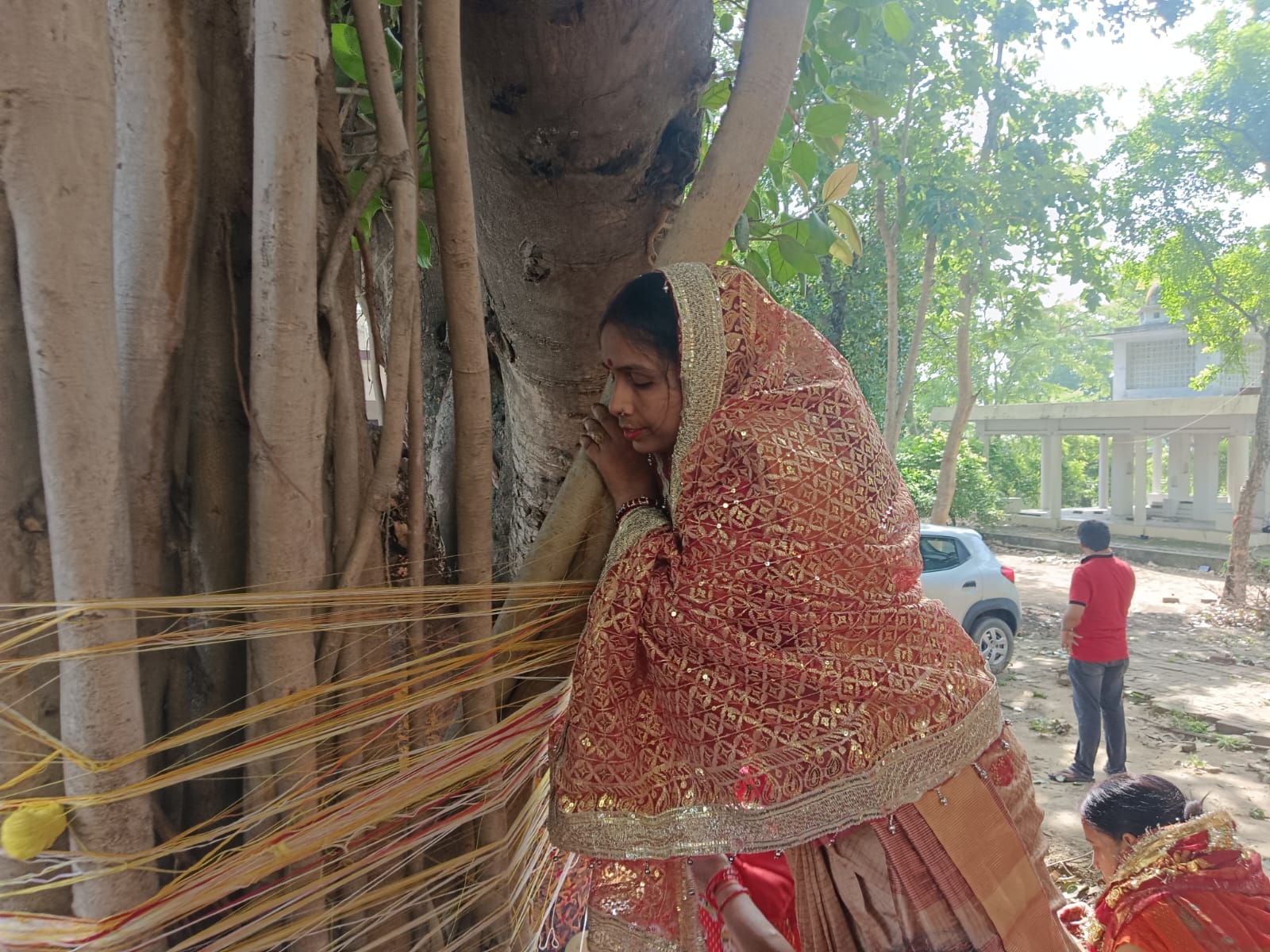 ऋषि आश्रम में वट वृक्ष का पूजन करतीं सुहागिनें। संवाद ऋषि आश्रम में वट वृक्ष का पूजन करतीं सुहागिनें। संवाद