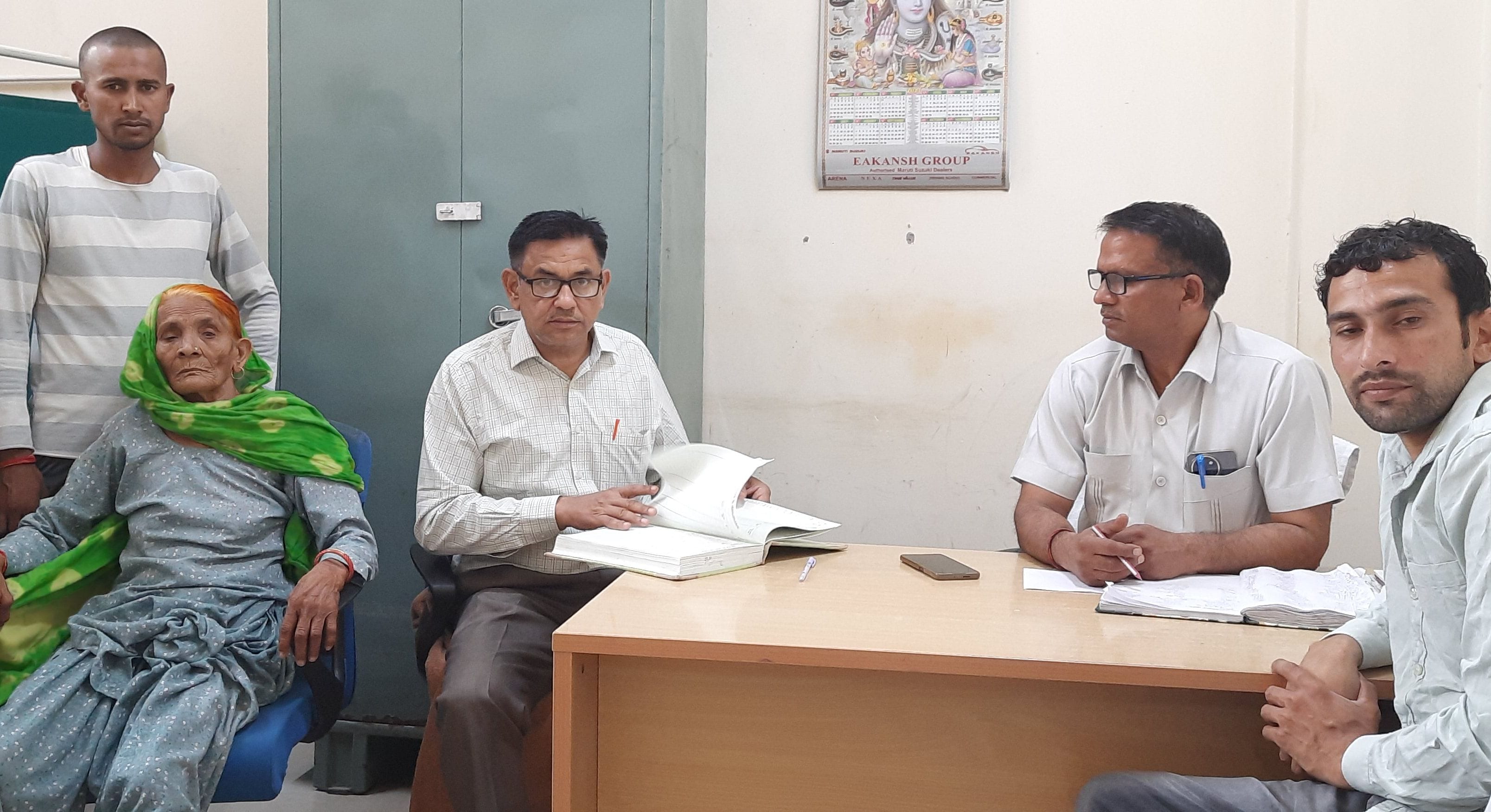 07जेएनडी01 : बराह खुर्द गांव निवासी 75 वर्षीय मूर्ति देवी खुद खरीद कर नागरिक अस्पताल में एआवी ल