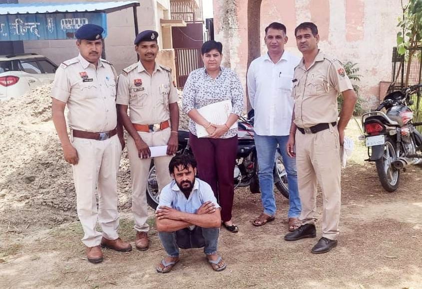 07जेएनडी05-पुलिस गिरफ्त में डबल मर्डर करने का आरोपी। स्रोत पुलिस 07जेएनडी05-पुलिस गिरफ्त में डबल मर्डर करने का आरोपी। स्रोत पुलिस