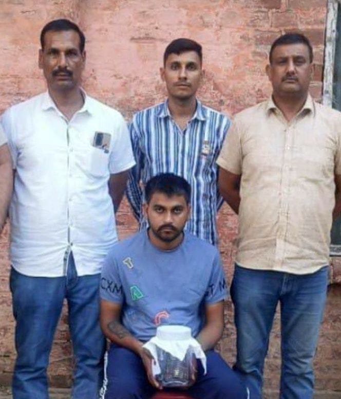 07जेएनडी16-पुलिस गिरफ्त में अवैध पिस्तौल के साथ पकड़ा गया आरोपी। स्रोत पुलिस 07जेएनडी16-पुलिस गिरफ्त में अवैध पिस्तौल के साथ पकड़ा गया आरोपी। स्रोत पुलिस