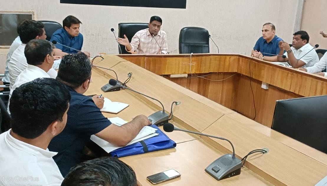 07जेएनडी17 : एनीमिया मुक्त अभियान को लेकर अधिकारियों की बैठक लेते डीसी मोहम्मद इमरान रजा। संव