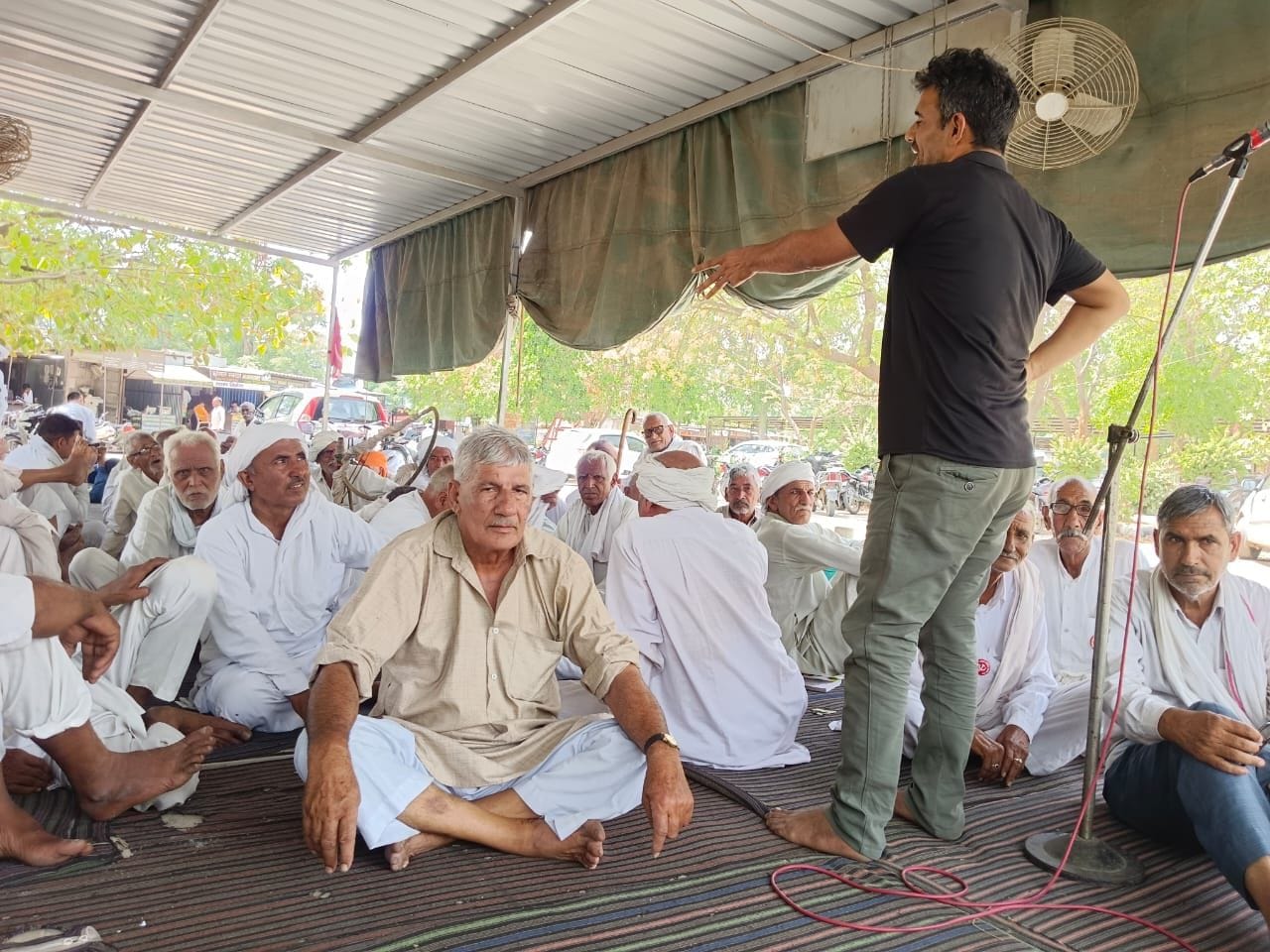 07जेएनडी29 : नरवाना में चल रहे किसानों के धरने पर बैठे किसान। संवाद 07जेएनडी29 : नरवाना में चल रहे किसानों के धरने पर बैठे किसान। संवाद