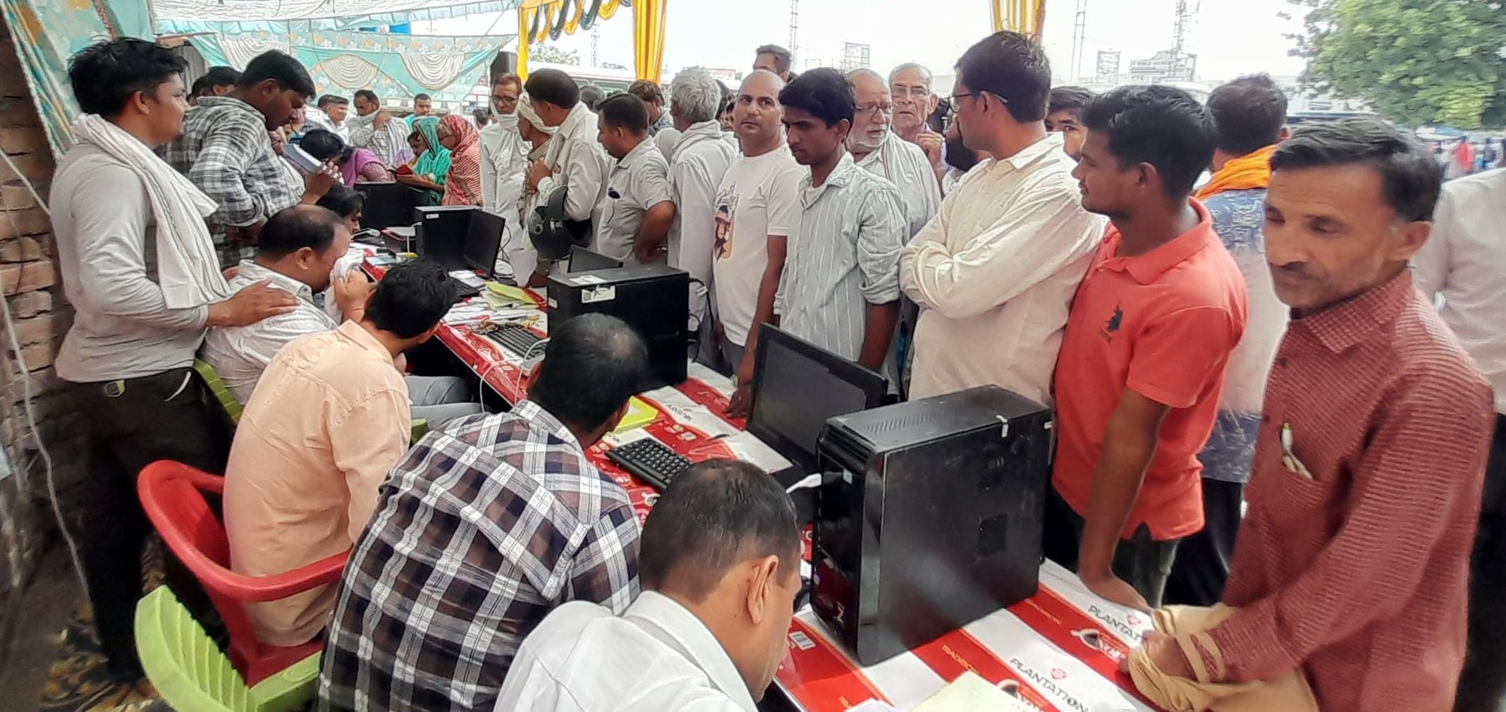 07जेएनडी31 : नरवाना बस स्टैंड पर हेप्पी कार्ड लेने के लिए लगी लोगों की लाइन। संवाद