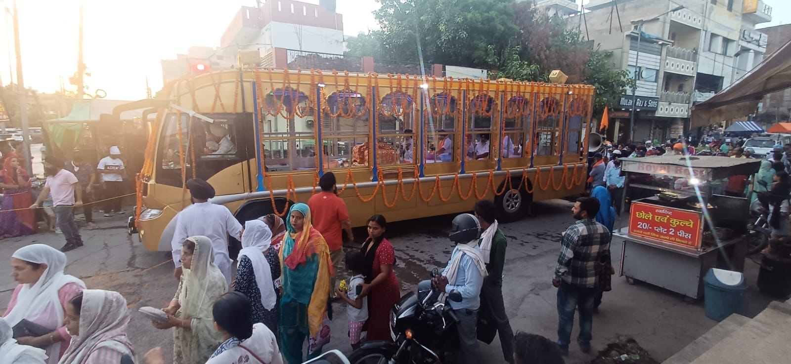 अंबाला छावनी के बाजारों में निकाले गए नगर कीर्तन की अगुवाई करते पंज प्यारे। अंबाला छावनी के बाजारों में निकाले गए नगर कीर्तन की अगुवाई करते पंज प्यारे।