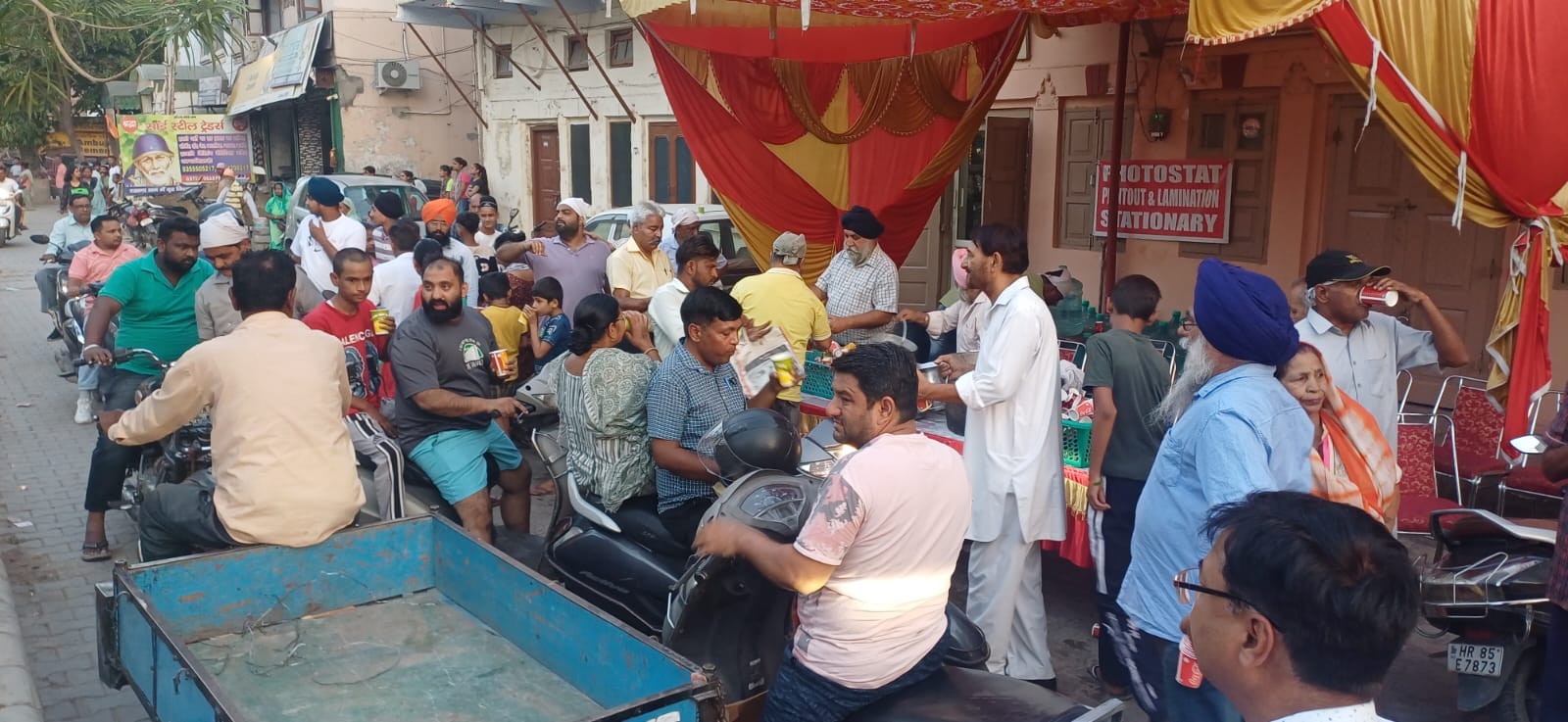 अंबाला छावनी के बाजारों में निकाले गए नगर कीर्तन की अगुवाई करते पंज प्यारे। अंबाला छावनी के बाजारों में निकाले गए नगर कीर्तन की अगुवाई करते पंज प्यारे।