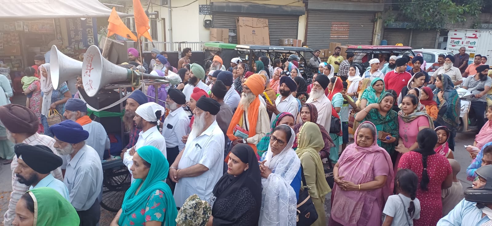 अंबाला छावनी के बाजारों में निकाले गए नगर कीर्तन की अगुवाई करते पंज प्यारे। अंबाला छावनी के बाजारों में निकाले गए नगर कीर्तन की अगुवाई करते पंज प्यारे।