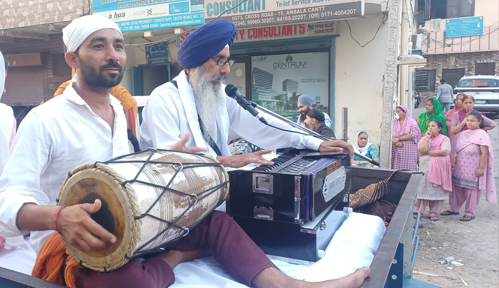 अंबाला छावनी के बाजारों में निकाले गए नगर कीर्तन की अगुवाई करते पंज प्यारे। अंबाला छावनी के बाजारों में निकाले गए नगर कीर्तन की अगुवाई करते पंज प्यारे।