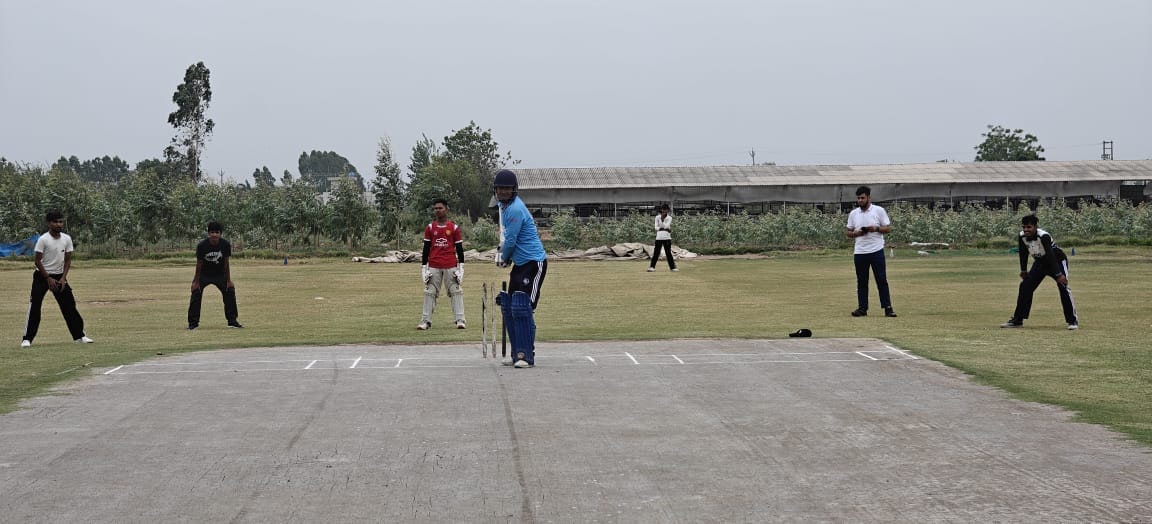 अंबाला छावनी के वारहीरोज स्टेडियम में स्वीमिंग के ट्रायल देते हुए खिलाड़ी: संवाद अंबाला छावनी के वारहीरोज स्टेडियम में स्वीमिंग के ट्रायल देते हुए खिलाड़ी: संवाद