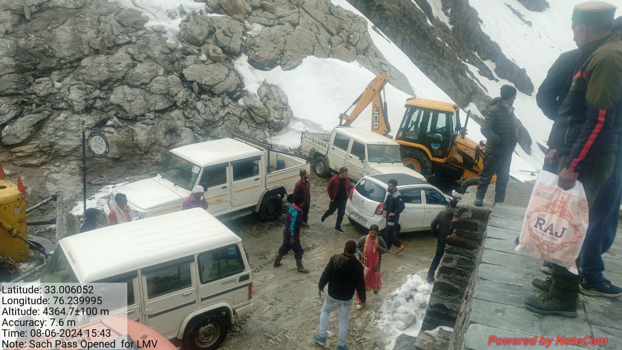 चंबा-बैरागढ़-किलाड़ वााय साच पास मार्ग शनिवार देरशाम छोटी गाड़ियों के लिए बहाल होने के बाद गुजर चंबा-बैरागढ़-किलाड़ वााय साच पास मार्ग शनिवार देरशाम छोटी गाड़ियों के लिए बहाल होने के बाद गुजर
