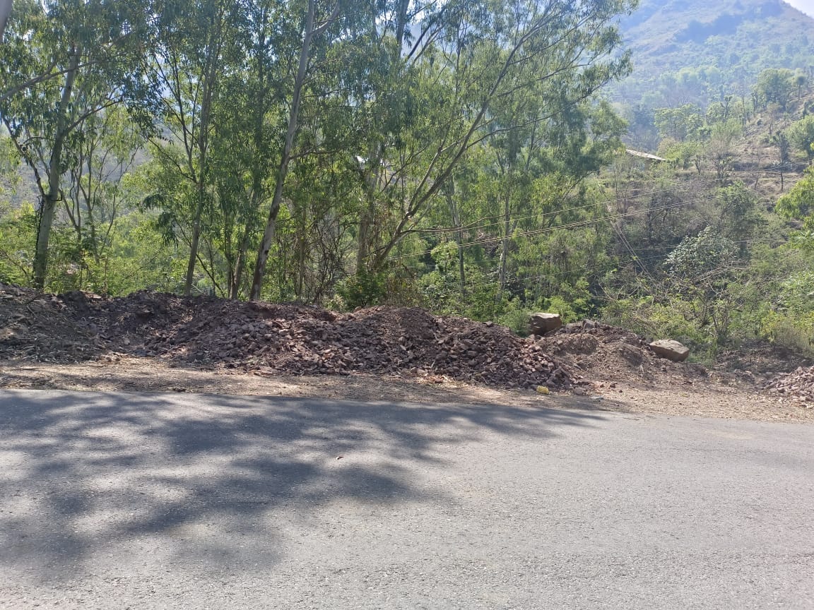 पुराने चंडीगढ़ -मनाली राष्ट्रीय राजमार्ग के किनारे सुंगल से आगे हुई डंपिंग। संवाद