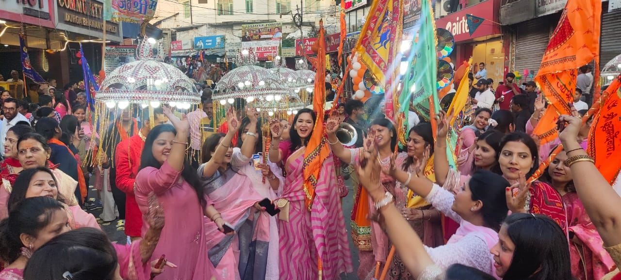 शहर के मालरोड पर बाबा श्री खाटू श्याम की पालकी। संवाद शहर के मालरोड पर बाबा श्री खाटू श्याम की पालकी। संवाद