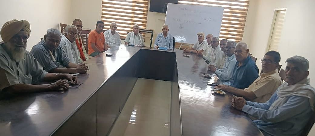 08जेएनडी03: बैठक में मांगों को लेकर विचार विर्मश करते हुए पुलिस कर्मचारी एसोसिएशन के सदस्य। स्र 08जेएनडी03: बैठक में मांगों को लेकर विचार विर्मश करते हुए पुलिस कर्मचारी एसोसिएशन के सदस्य। स्र